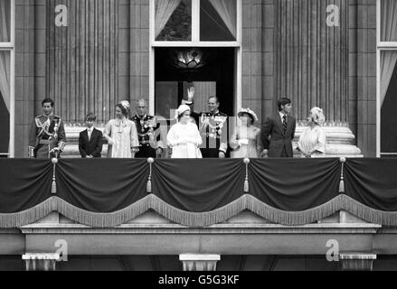 Königin Elizabeth II. Und der Herzog von Edinburgh, der zuvor an einem besonderen Dankesdienst zum Silberjubiläum in der St. Paul's Cathedral teilgenommen hatte, winken vom Balkon des Buckingham Palace zu der jubelnden Menge. (L-R) Prinz Charles, Prinz Edward, Prinzessin Anne, Lord Mountbatten, die Königin, Herzog von Edinburgh, Prinzessin Margaret, Prinz Andrew und die Königin Mutter. Stockfoto