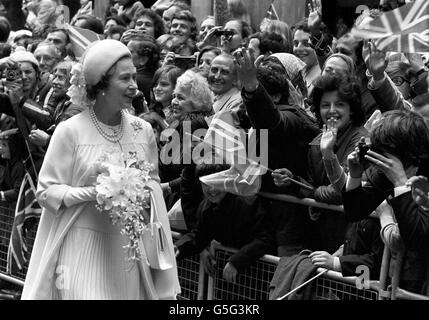 Königin Elizabeth II. Trifft sich während ihres Spaziergangs nach Guildhall, nachdem sie am Silver Jubilee Thanksgiving Service in der St. Paul's Cathedral teilgenommen hatte. Stockfoto
