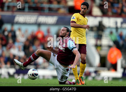 Fußball - Barclays Premier League - West Ham United / Arsenal - Upton Park. Andy Carroll von West Ham United (links) und Mikel Arteta von Arsenal kämpfen um den Ball Stockfoto