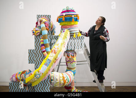 Die portugiesische Künstlerin Joana Vasconcelos setzt den letzten Schliff ihrer Ausstellung, die in der Haunch of Venison Gallery, Mayfair, rechtzeitig zur Frieze Art Fair eröffnet wird. Stockfoto