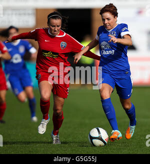 Alex Greenwood von Everton Ladies und Natasha Harding von Bristol Academy kämpfen um Ballbesitz Stockfoto