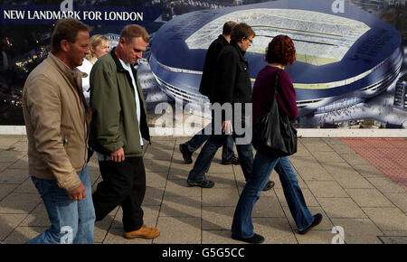 Die Fans gehen an den Schlaufen vorbei, die einen Künstlereindruck von den Plänen der Vereine zeigen, ein neues Stadion neben der White hart Lane zu bauen Stockfoto