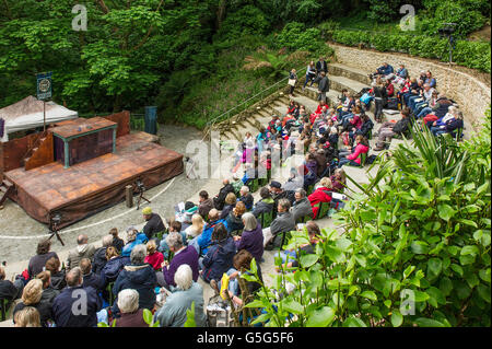 Das Publikum zu Beginn der Wunder Theater Performance of Life ist ein Traum im Amphitheater Trebah Gärten in Cornwall. Stockfoto