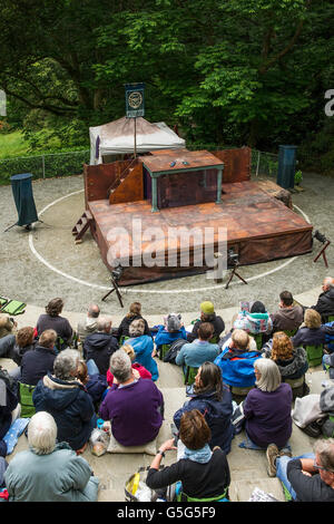 Das Publikum zu Beginn der Wunder Theater Performance of Life ist ein Traum im Amphitheater Trebah Gärten in Cornwall. Stockfoto