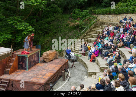 Das Publikum zu Beginn der Wunder Theater Performance of Life ist ein Traum im Amphitheater Trebah Gärten in Cornwall. Stockfoto