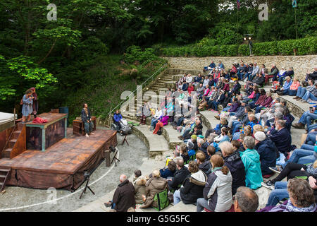 Das Publikum zu Beginn der Wunder Theater Performance of Life ist ein Traum im Amphitheater Trebah Gärten in Cornwall. Stockfoto