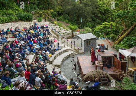 Das Publikum zu Beginn der Wunder Theater Performance of Life ist ein Traum im Amphitheater Trebah Gärten in Cornwall. Stockfoto