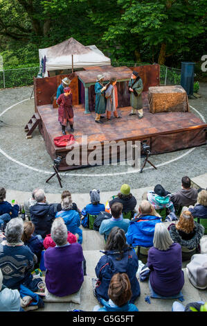 Das Publikum zu Beginn der Wunder Theater Performance of Life ist ein Traum im Amphitheater Trebah Gärten in Cornwall. Stockfoto