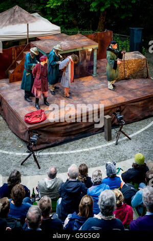 Das Publikum zu Beginn der Wunder Theater Performance of Life ist ein Traum im Amphitheater Trebah Gärten in Cornwall. Stockfoto