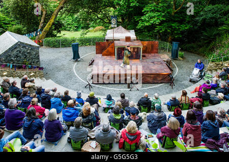 Das Publikum zu Beginn der Wunder Theater Performance of Life ist ein Traum im Amphitheater Trebah Gärten in Cornwall. Stockfoto