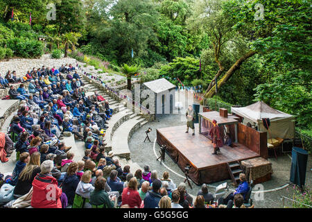 Das Publikum zu Beginn der Wunder Theater Performance of Life ist ein Traum im Amphitheater Trebah Gärten in Cornwall. Stockfoto