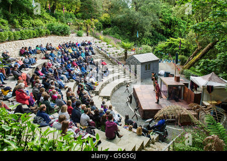 Das Publikum zu Beginn der Wunder Theater Performance of Life ist ein Traum im Amphitheater Trebah Gärten in Cornwall. Stockfoto