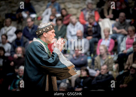 Miracle Theater Performance Life’s A Dream Schauspieler spielen Trebah Garden Amphitheater Cornwall. Stockfoto