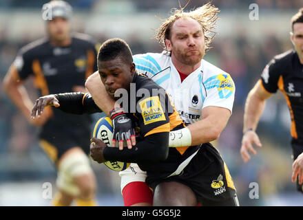 Rugby Union - Aviva Premiership - London Wasps gegen Worcester Warriors - Vicarage Road. Wesps Christian Wade wird während des Spiels der Aviva Premiership in der Vicarage Road, London, von Worcesters Andy Goode in Angriff genommen. Stockfoto