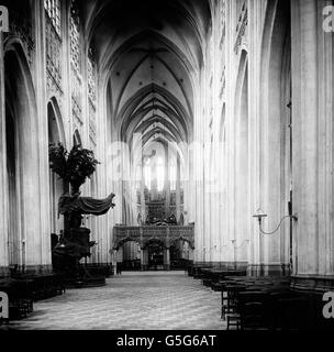 Im Innenbereich der Peterskirche in Leuven. Innenraum von St. Peter in der Stadt von Leuven in Belgien. Belgien, Europa, Reisen, Geschichte, historisch, 1910er Jahre, 1920er-Jahre des 20. Jahrhunderts, Carl Simon, Kirche, Kathedrale, innen, innere, Religion, Weltanschauung, Architektur, Gotik, Stil, schwarz und weiß, Objektträger archivieren Stockfoto