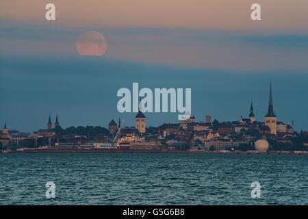 Vollmond über der Altstadt von Tallinn, Estland. Monduntergang vor Sonnenaufgang Stockfoto