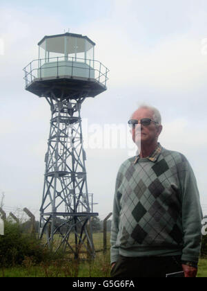 Keith Eldred, 77, steht an einem Wachturm im ersten Atombombenlager Großbritanniens in Thetford Heath, Barnham, Suffolk, das zu fast 6,000 Gebäuden und historischen Stätten gehört, die vom Verlust bedroht sind, sagte English Heritage. Stockfoto