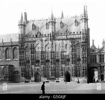 Das Rathaus in der Stadt Brügge. Das Rathaus von Brügge in Belgien. Belgien, Europa, Reisen, Geschichte, historisch, 1910er Jahre, 1920er-Jahre des 20. Jahrhunderts, archivieren, Carl Simon, Rathaus, Rathaus, Architektur, Quadrat, Menschen, Kopfsteinpflaster, vorne, schwarz und weiß, Verwaltung, Objektträger Stockfoto