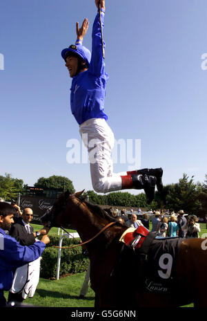 No 9 Noverre und Frankie Dettori gewinnt die Champagne Lanson Sussex Stakes siegreichen Jockey Frankie Dettori Sprünge von Noverre in der Siegereinhausung. Stockfoto