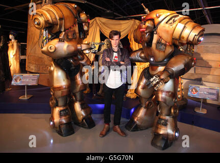 Schauspieler Matt Smith, der aktuelle Dr Who, besucht zum ersten Mal The Doctor Who Experience in Cardiff Bay und enthüllt eine neue Ausstellung von Monstern und Requisiten aus der Serie 7. Stockfoto