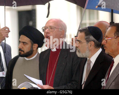 Eine Erklärung nach einem Treffen mit Tony Blair und religiösen Führern in Downing St, ist Erzbischof von Canterbury, George Carey, 2. Links, mit Sayed Abdul Majid Al-Khoei, Führer der schiitischen Muslime von Großbritannien (L). * und mit Oberrabbiner Jonathan Sachs, 2. Rechts. Führer aller Hauptreligionen Großbritanniens hatten sich versammelt, um mit dem Premierminister militärische und humanitäre Operationen in Afghanistan zu diskutieren. 10/04/2003: Abdul Majid al-Khoei (links), einer von zwei führenden islamischen Geistlichen, die am Donnerstag, dem 10. April 2003, vor einer Moschee in der irakischen Stadt Najaf ermordet wurden Stockfoto