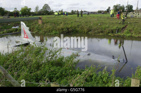 Ein Royal Navy Sea Harrier im Fluss Yeo in der Nähe der Royal Navy Air Station Yeovilton, Somerset. Das Flugzeug kam an der Basis an Land, konnte aber nicht auf der Start- und Landebahn anhalten und der Pilot wurde gezwungen, auszuwerfen. *das Flugzeug lief vom Ende der Start- und Landebahn ab und landete im Fluss untergetaucht. Der Pilot wurde im Krankenhaus medizinisch behandelt, aber es wurde nicht angenommen, dass er schwer verletzt wurde, sagte der Mod. Stockfoto