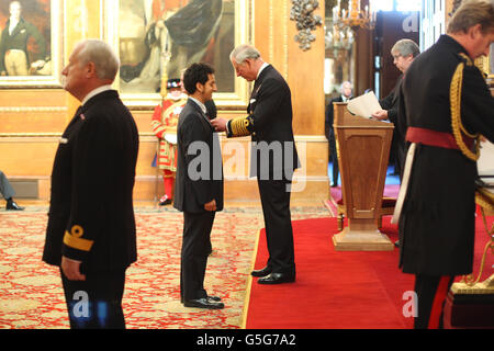 Flight Lieutenant Jonathan Singh, Royal Air Force, ist mit dem Distinguished Flying Cross, für den Einsatz in Afghanistan, vom Prince of Wales in Windsor Castle dekoriert. DRÜCKEN Sie VERBANDSFOTO. Bilddatum: Freitag, 12. Oktober 2012. Siehe PA Geschichte ROYAL Investitures. Bildnachweis sollte lauten: Lewis Whyld/PA Wire Stockfoto