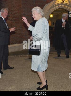 Königin Elizabeth II. Bei einem Besuch des Duke of Edinburgh (nicht abgebildet) im Eton College für ein Abendessen und ein Musikkonzert, das vom College zur Feier des Diamond Jubilee gegeben wurde. Stockfoto