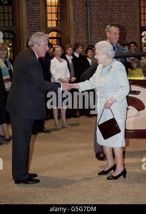 Provost von Eton, Lord Waldegrave (links) von North Hill begrüßt Königin Elizabeth II. Bei einem Besuch des Duke of Edinburgh (nicht abgebildet) im Eton College zu einem Abendessen und Musikkonzert, das vom College zur Feier des Diamond Jubilee gegeben wird. Stockfoto