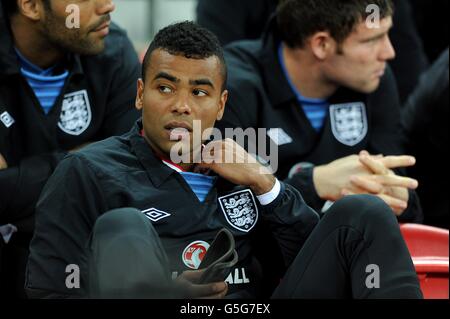 Fußball - FIFA Fußball-Weltmeisterschaft 2014 - Qualifikation - Gruppe H - England / San Marino - Wembley Stadium. Die Engländerin Ashley Cole sitzt auf der Bank Stockfoto