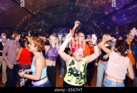 Nachtschwärmer bei den Muzik Magazine Dance Awards 2001 in den Arches im Osten Londons. Stockfoto