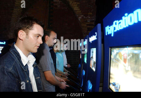 Nachtschwärmer bei den Muzik Magazine Dance Awards 2001, die in den Arches im Osten Londons stattfinden, genießen die PlayStation 2-Spielekonsole am Veranstaltungsort der Awards. Stockfoto