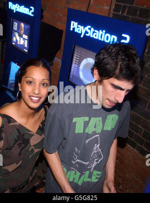 Nachtschwärmer bei den Muzik Magazine Dance Awards 2001, die in den Arches im Osten Londons stattfinden, genießen die PlayStation 2-Spielekonsole am Veranstaltungsort der Awards. Stockfoto