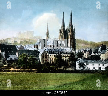 Marburg, Elisabethkirche. Die St. Elisabeth-Kirche in der Stadt Marburg, Hessen. Deutschland, Kirche, Architektur, Glockenturm, Kathedrale, Häuser, Gebäude, Wiese, Stadt, Heilige Elisabeth von Ungarn, Geschichte, historisch, 1910er Jahre, 1920er-Jahre des 20. Jahrhunderts, archivieren, Carl Simon, hand Farbglas-Folie Stockfoto