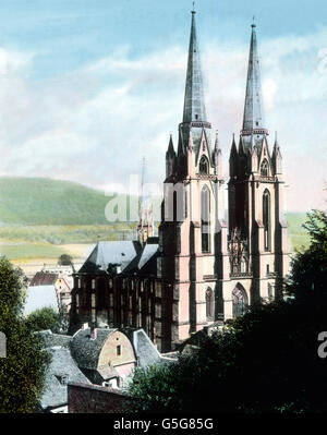 Marburg, Elisabethkirche. Die St. Elisabeth-Kirche in der Stadt Marburg, Hessen. Deutschland, Kirche, Architektur, Glockenturm, Kathedrale, Häuser, Gebäude, Wiese, Stadt, Heilige Elisabeth von Ungarn, Geschichte, historisch, 1910er Jahre, 1920er-Jahre des 20. Jahrhunderts, archivieren, Carl Simon, hand Farbglas-Folie Stockfoto