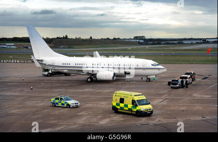 Das Flugzeug mit Malala Yousafzai, 14, dem pakistanischen Schulmädchen, das von den Taliban-Schützen in den Kopf geschossen wurde, kommt in Großbritannien am Flughafen Birmingham an. Stockfoto