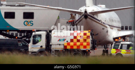 Malala Yousafzai, 14, das pakistanische Schulmädchen, das von Taliban-Schützen in den Kopf geschossen wurde, kommt in Großbritannien am Flughafen Birmingham an. Stockfoto