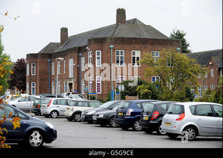 St. George's Hospital in Hornchurch, Essex, das für neue Patienten geschlossen blieb, nachdem erhöhte Konzentrationen der potenziell tödlichen Legionellen Bakterien in seinem Wassersystem gefunden wurden. Stockfoto