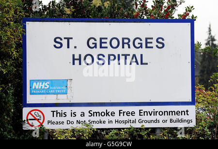 Das Schild am St. George's Hospital in Hornchurch, Essex, das für neue Patienten geschlossen blieb, nachdem erhöhte Konzentrationen der potenziell tödlichen Legionellen-Bakterien in seinem Wassersystem gefunden wurden. Stockfoto