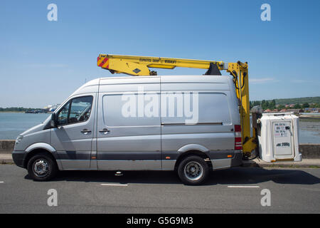 Ausgestattet mit einem hydraulischen Hubarbeitsbühne Lift van Stockfoto