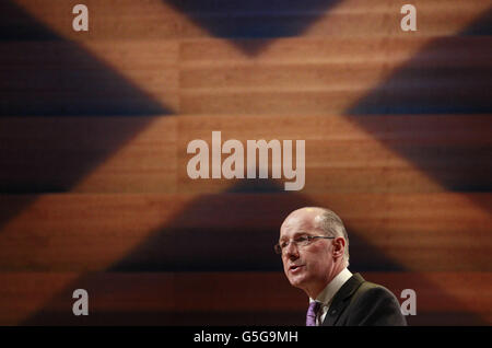 John Swinney MSP, Kabinettsminister für Finanzen, spricht bei der jährlichen nationalen Konferenz der Scottish National Party (SNP) in der Perth Concert Hall in Schottland. Stockfoto