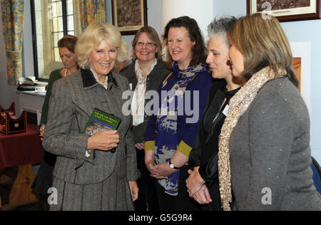 Die Herzogin von Cornwall begrüßt die Künstler, die ein Mosaik von Marlborough Tiles zum Gedenken an das Diamantenjubiläum geschaffen haben, (von links nach rechts) Helen Whitfield, Val Byatt, Jenny McShane und Kirsty Robinson bei einem Besuch im Rathaus von Marlborough. DRÜCKEN SIE ASSOCIAITON Photo. Bilddatum: Freitag, 19. Oktober 2012. Die Herzogin hat eine DVD mit dem jüngsten Besuch des Prinzen von Wales in der Stadt bei sich. Bildnachweis sollte lauten: Tim Ireland/PA Wire Stockfoto