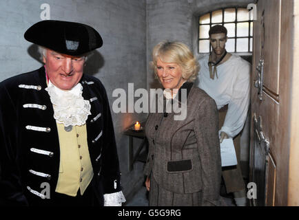 Die Herzogin von Cornwall führt mit dem Historiker und Offizier David Sherratt durch die Zellen unterhalb des Marlborough Town Hall. DRÜCKEN SIE ASSOCIAITON Photo. Bilddatum: Freitag, 19. Oktober 2012. Bildnachweis sollte lauten: Tim Ireland/PA Wire Stockfoto