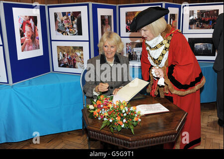 Die Herzogin von Cornwall unterschreibt das Besucherbuch bei einem Besuch im Rathaus von Marlborough mit Bürgermeister Edwina Fogg. DRÜCKEN SIE ASSOCIAITON Photo. Bilddatum: Freitag, 19. Oktober 2012. Bildnachweis sollte lauten: Tim Ireland/PA Wire Stockfoto