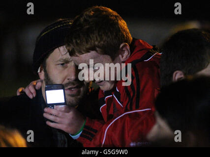 Chris O'Dowd über den Drehort des neuen irischen Films 'Calvary' in Rush Co.Dublin, als Hunderte von Einheimischen sich herausstellten, um zu sehen, wie eine Scheinkirche im Dorf niedergebrannt wurde. Stockfoto