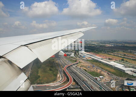 Über aussehende Schnellstraßen unten landet ein China Airlines Boeing 777-300ER Flugzeug in Bangkok Suvarnabhumi Airport, Thailand. Stockfoto