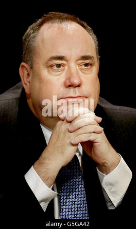 Der erste Minister Alex Salmond ist während der jährlichen nationalen Konferenz der Scottish National Party (SNP) in der Perth Concert Hall in Schottland abgebildet. Stockfoto