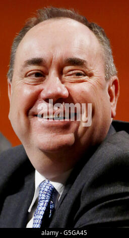 Der erste Minister Alex Salmond ist während der jährlichen nationalen Konferenz der Scottish National Party (SNP) in der Perth Concert Hall in Schottland abgebildet. Stockfoto