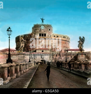 Sterben Sie Engelsburg in Rom Castel SantAngelo in Rom. Burg, Bungy, Mann, Straße, päpstlichen, Gebäude, Architektur, Kultur, Kirche, Europa, Italien, Rom, Geschichte, historisch, 1910er Jahre, 1920er-Jahre des 20. Jahrhunderts, archivieren, Carl Simon, handkolorierten Objektträger Stockfoto