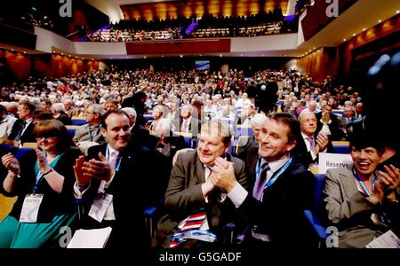 Die MSP Angus Robertson (3. Links) und der Abgeordnete Angus Brendan MacNeil (4. Links) folgten einer Abstimmung darüber, ob die Scottish National Party (SNP) ihre langjährige Opposition gegen die NATO während der jährlichen SNP-Nationalkonferenz in der Perth Concert Hall in Schottland stürzen sollte. Stockfoto